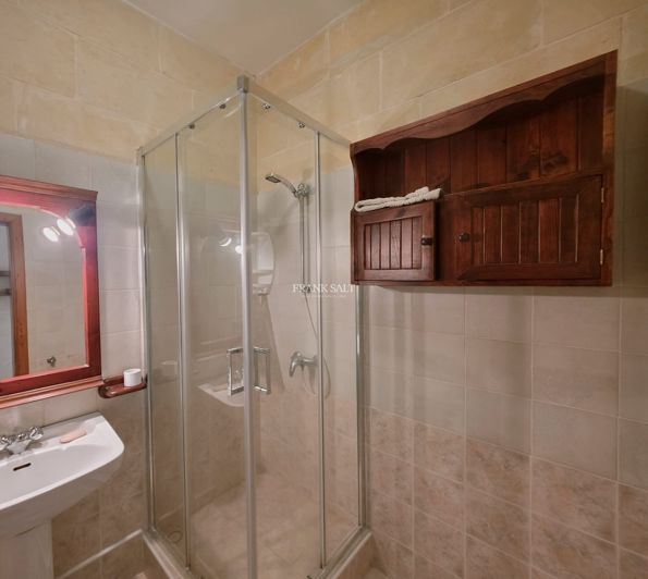 Image No.10-2 Bed Property for sale