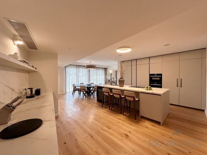 Image No.4-4 Bed Property for sale