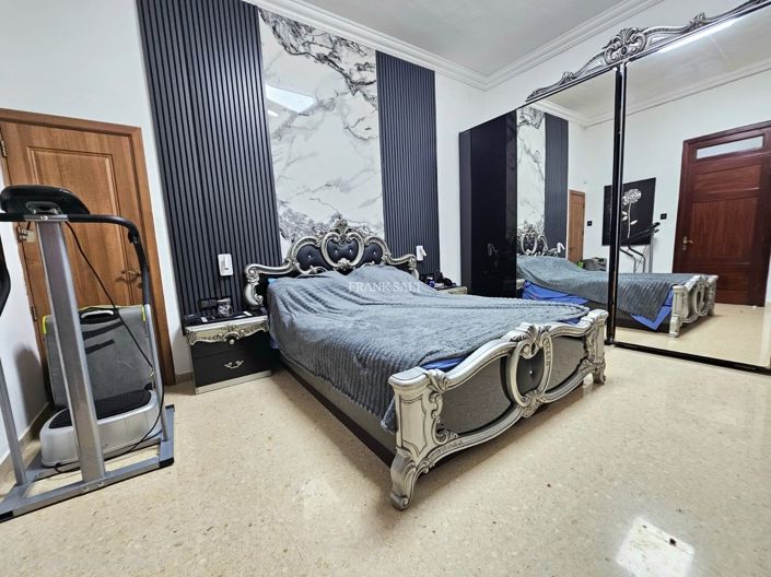 Image No.8-3 Bed Property for sale