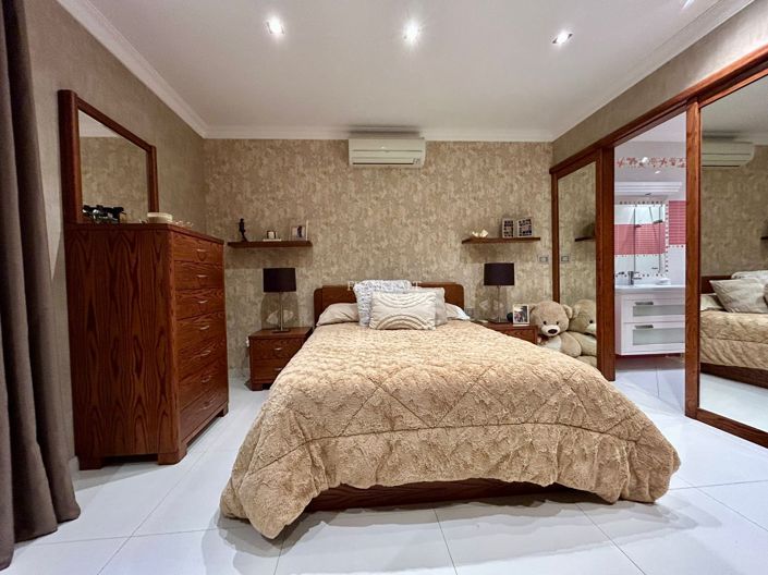 Image No.10-5 Bed Property for sale
