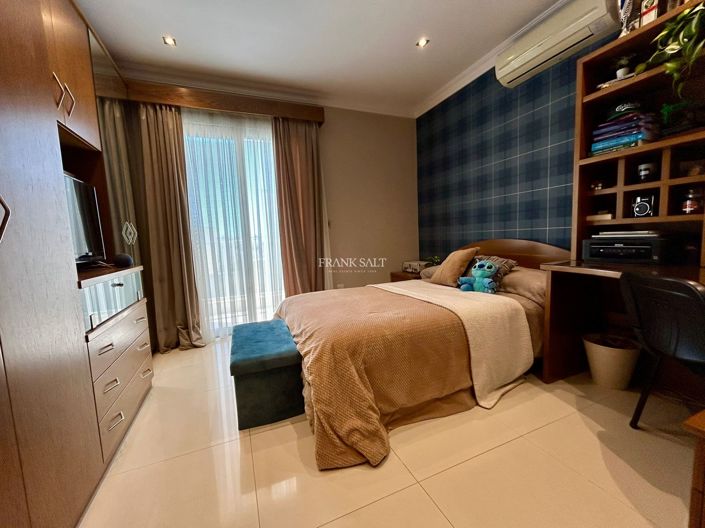 Image No.12-5 Bed Property for sale