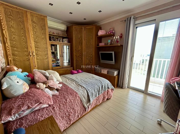 Image No.14-5 Bed Property for sale