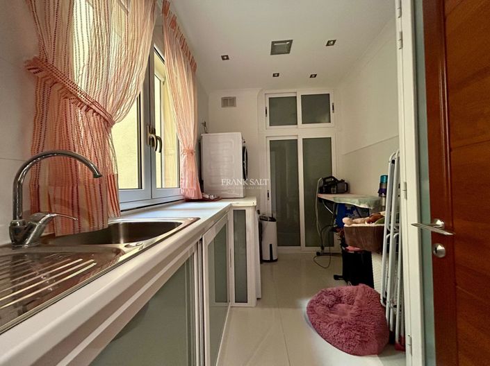 Image No.18-5 Bed Property for sale