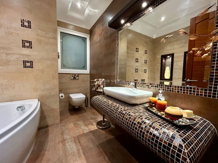 Image No.19-5 Bed Property for sale