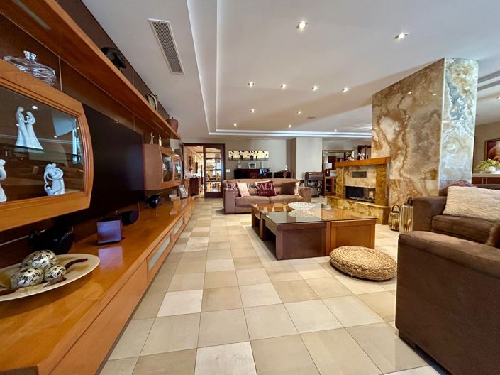 Image No.2-5 Bed Property for sale