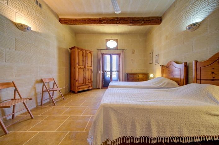 Image No.19-3 Bed Property for sale