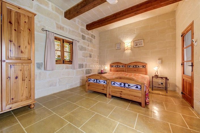 Image No.22-3 Bed Property for sale