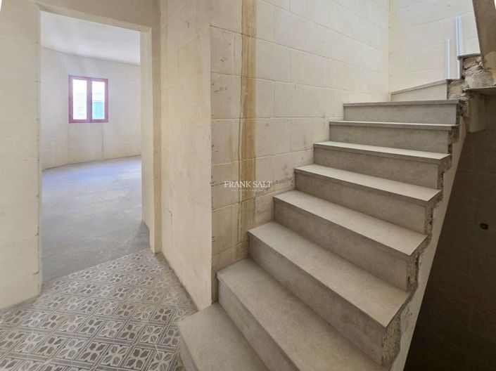Image No.10-3 Bed Property for sale