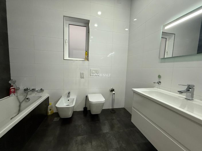Image No.5-3 Bed Property for sale