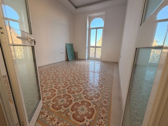 Image No.2-Propriété de 4 chambres à vendre