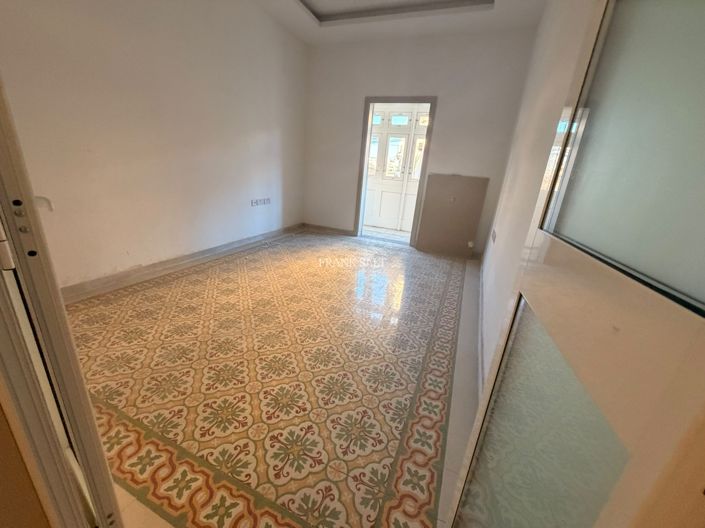 Image No.4-Propriété de 4 chambres à vendre