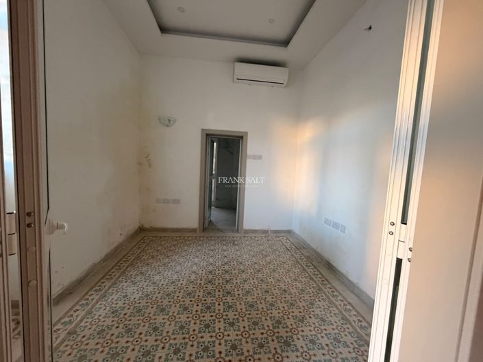 Image No.5-Propriété de 4 chambres à vendre