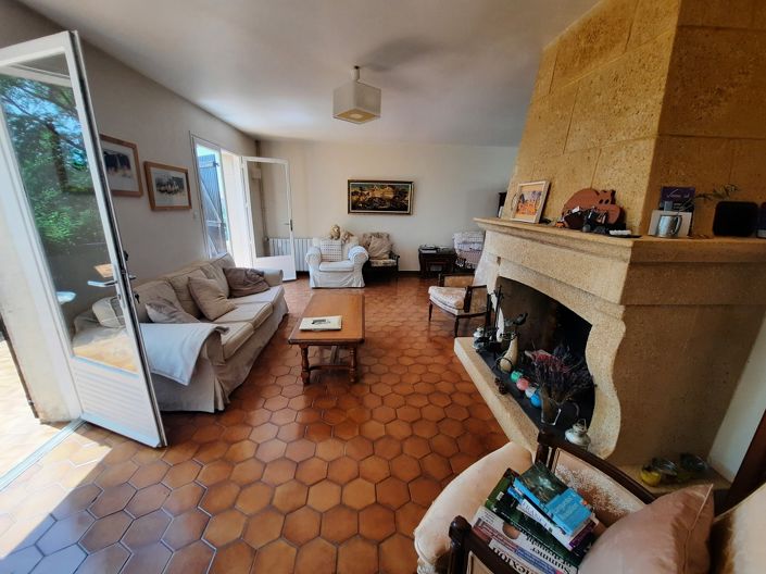 Image No.12-5 Bed Property for sale