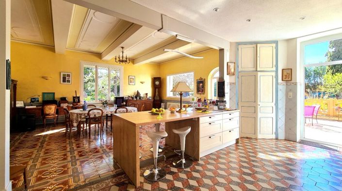 Image No.1-6 Bed House for sale