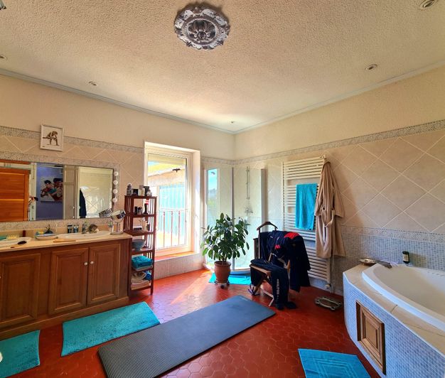 Image No.29-6 Bed House for sale