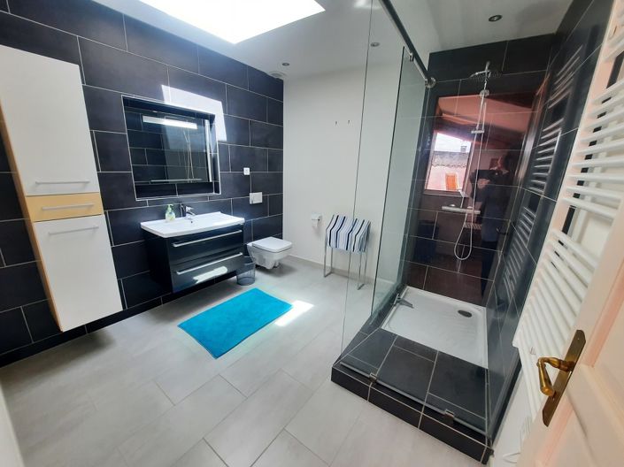 Image No.11-3 Bed House for sale