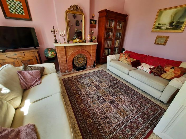 Image No.6-9 Bed House for sale