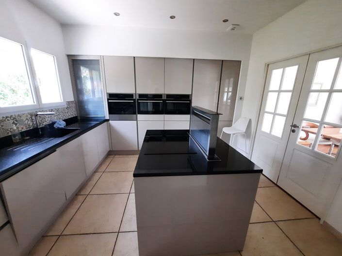 Image No.9-5 Bed Property for sale