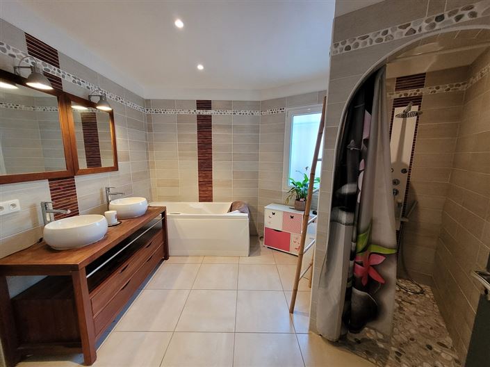 Image No.11-4 Bed Property for sale