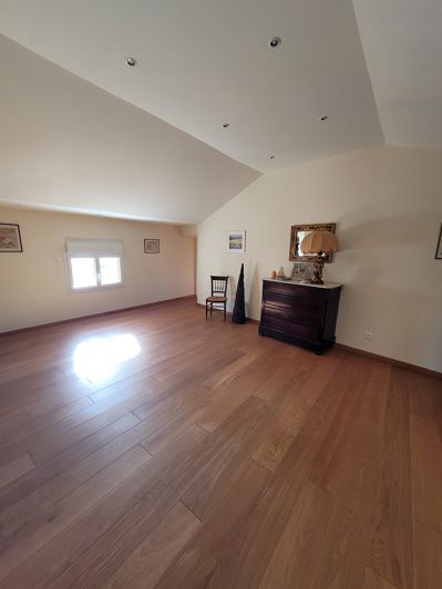 Image No.16-5 Bed Property for sale