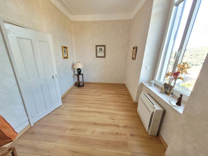 Image No.15-5 Bed Property for sale