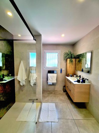 Image No.19-3 Bed Property for sale