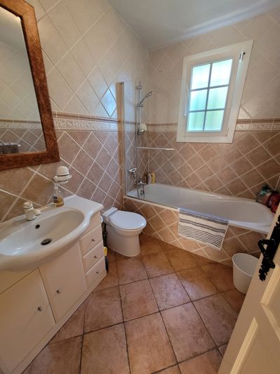 Image No.12-4 Bed Property for sale