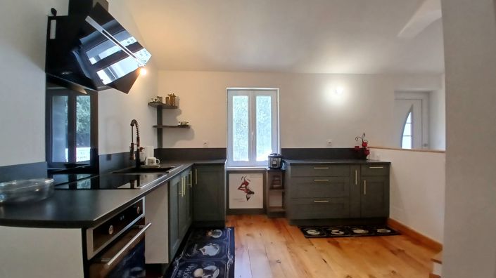 Image No.10-3 Bed House for sale