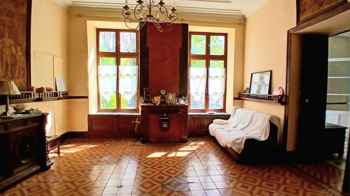 Image No.8-10 Bed House for sale