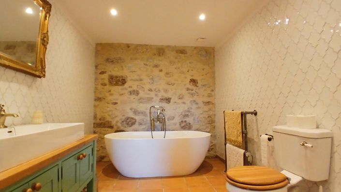 Image No.31-6 Bed Property for sale