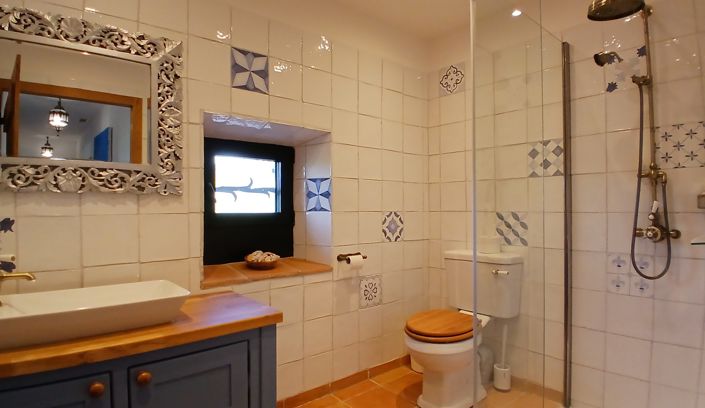 Image No.40-6 Bed Property for sale