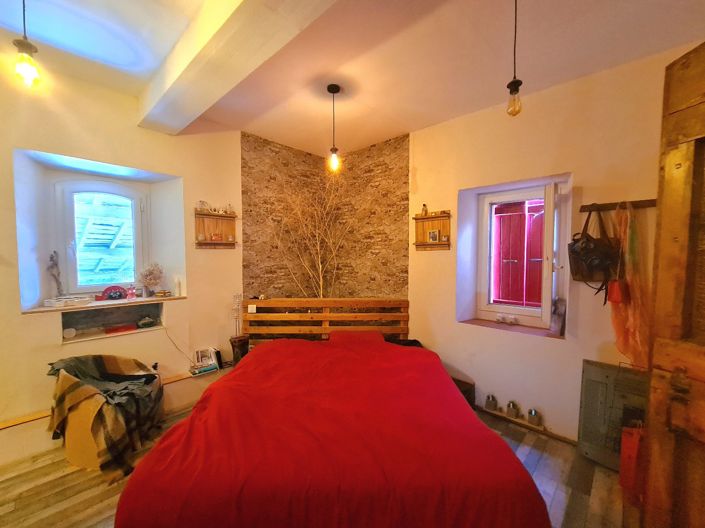 Image No.30-5 Bed Commercial for sale