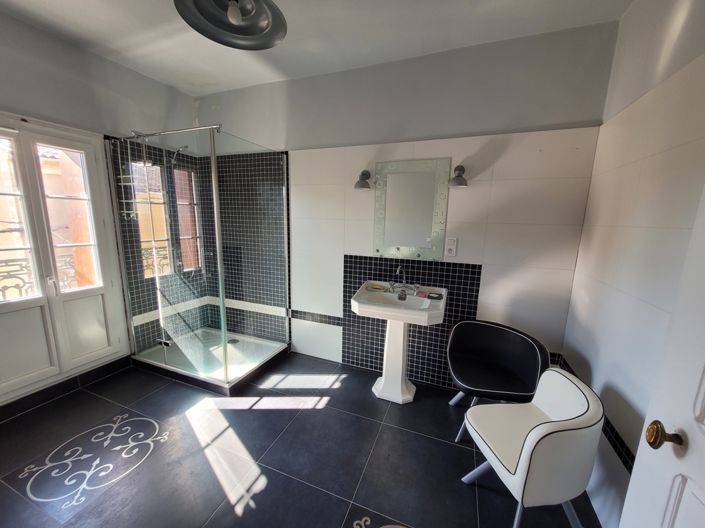 Image No.19-6 Bed Property for sale