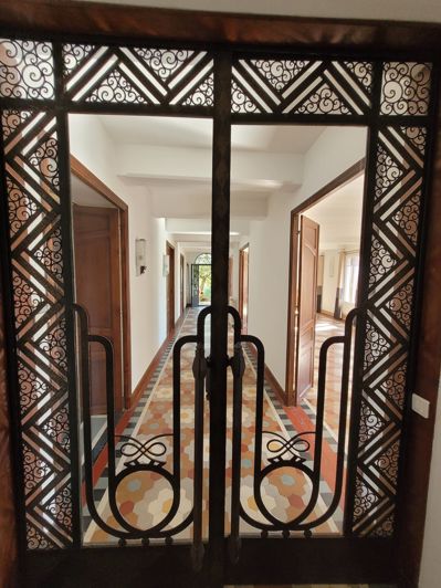 Image No.10-6 Bed Property for sale