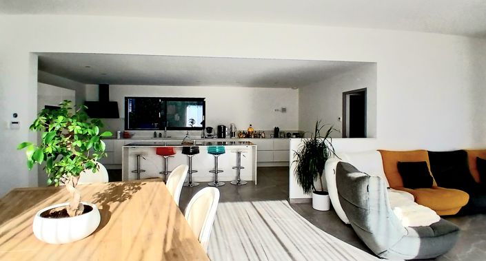 Image No.15-4 Bed Property for sale