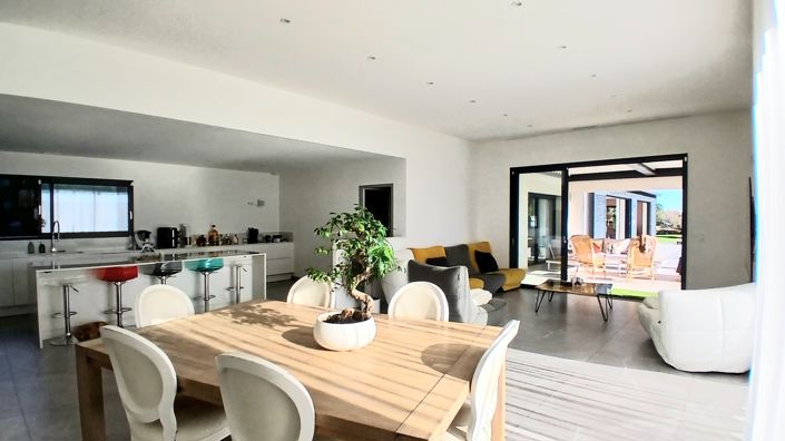 Image No.16-4 Bed Property for sale