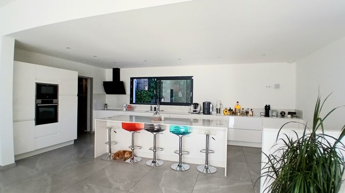 Image No.18-4 Bed Property for sale