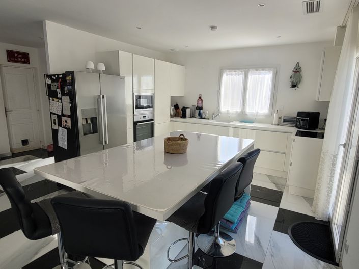 Image No.12-3 Bed Property for sale