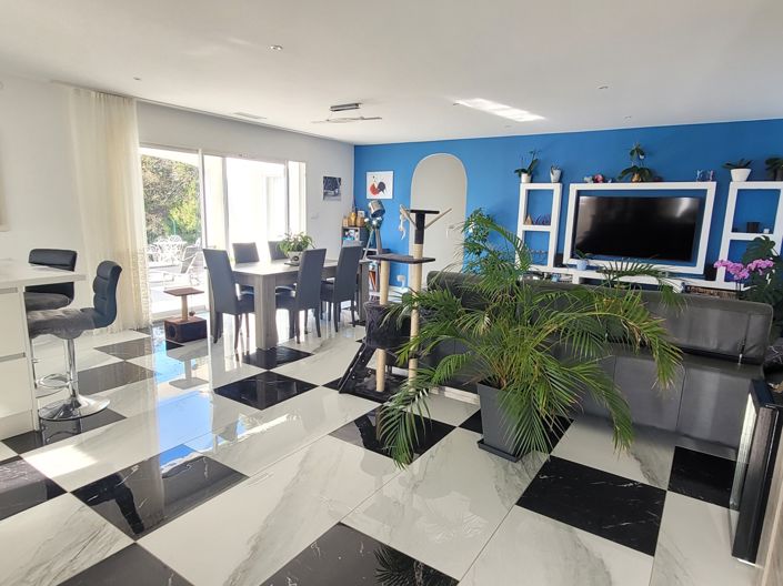 Image No.8-3 Bed Property for sale