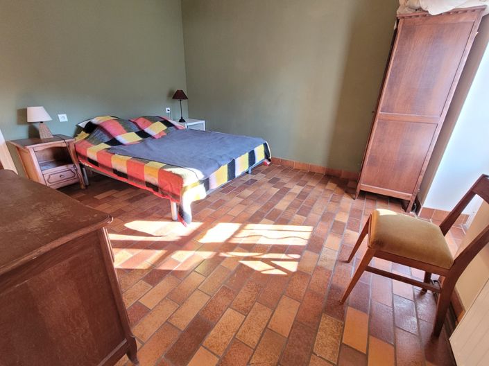 Image No.19-11 Bed Commercial for sale