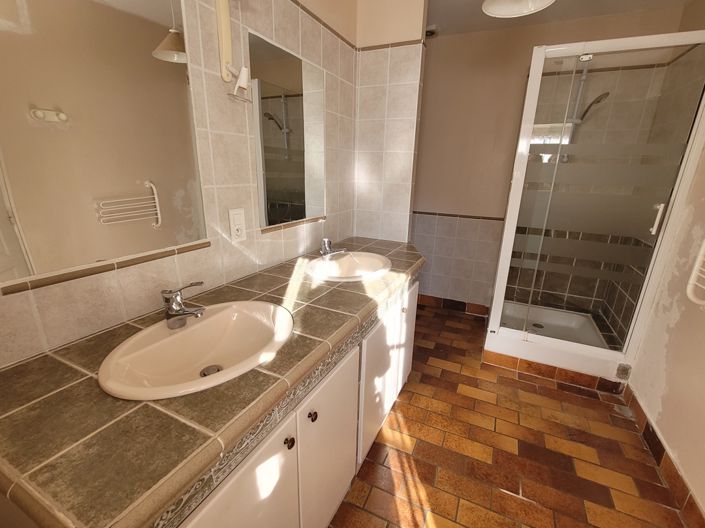 Image No.22-11 Bed Commercial for sale