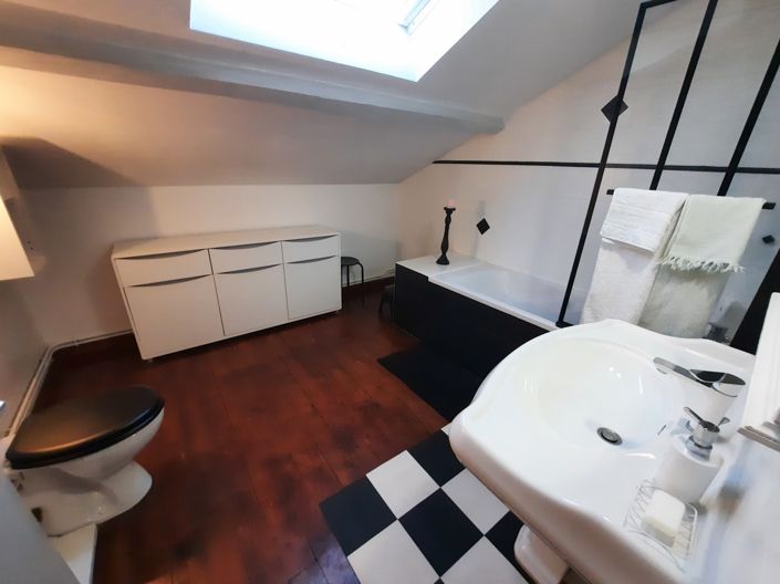 Image No.12-3 Bed Property for sale