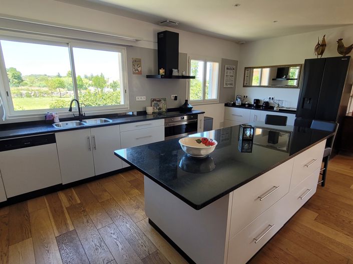 Image No.8-4 Bed Property for sale