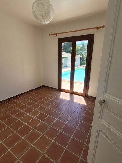 Image No.10-3 Bed Property for sale
