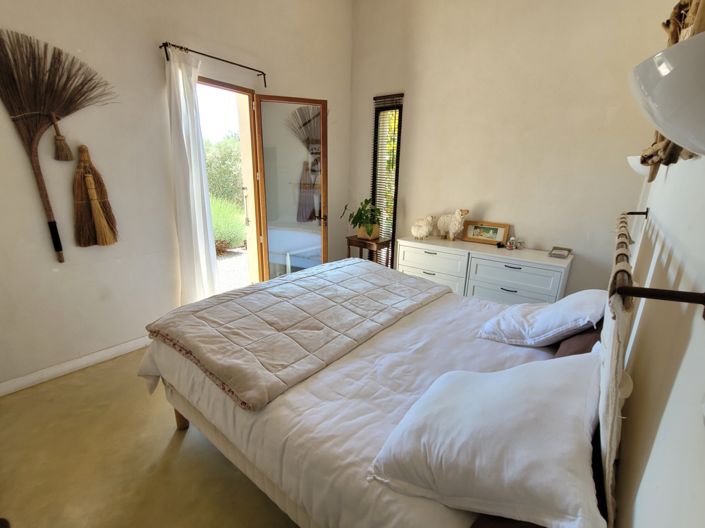 Image No.20-8 Bed Property for sale