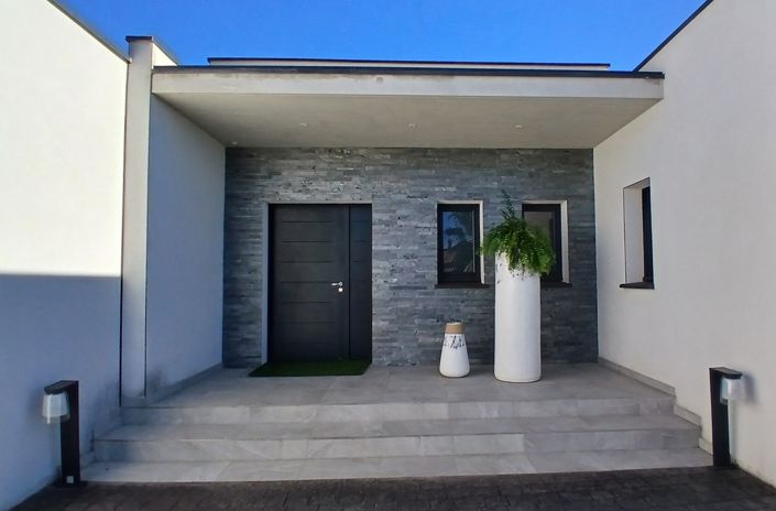 Image No.5-4 Bed Property for sale