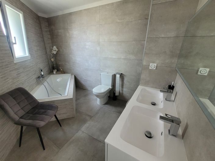 Image No.10-5 Bed Property for sale