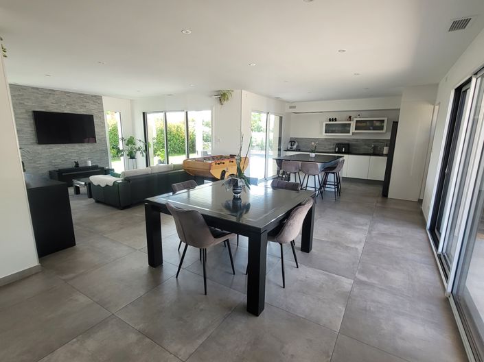 Image No.9-5 Bed Property for sale