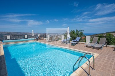 Town House For Sale  in  Peristerona