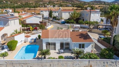 Bungalow For Sale  in  Argaka